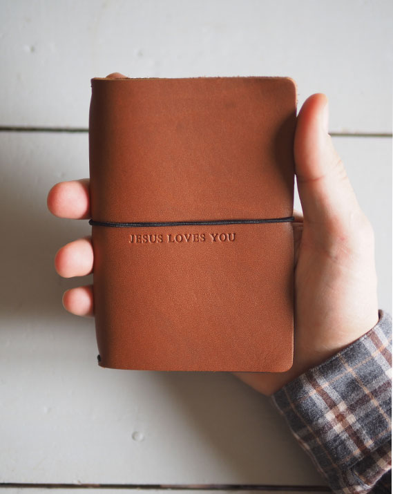 Carnet "Jesus Loves you" en cuir