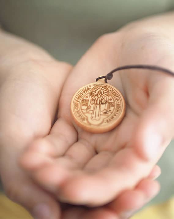 Médaille de Saint Benoît en bois - Catho Rétro