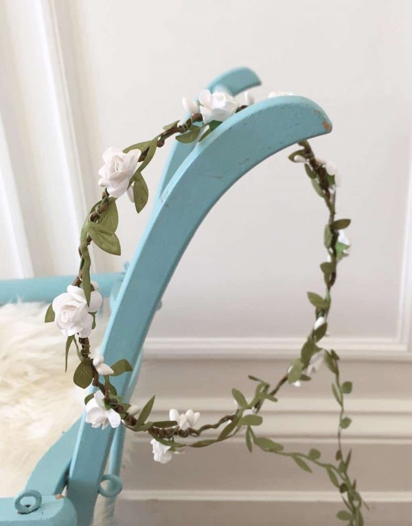 Couronne communion fleurs en papier avec une traîne en feuille
