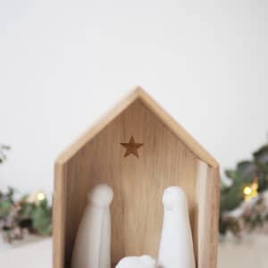 Petite crèche en porcelaine et bois