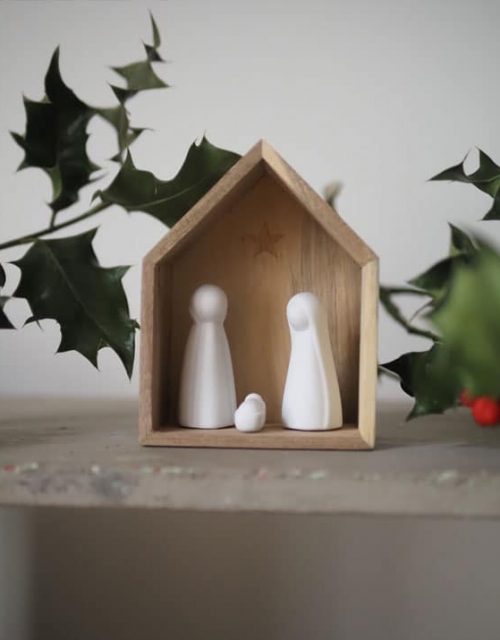 Petite crèche en porcelaine et bois