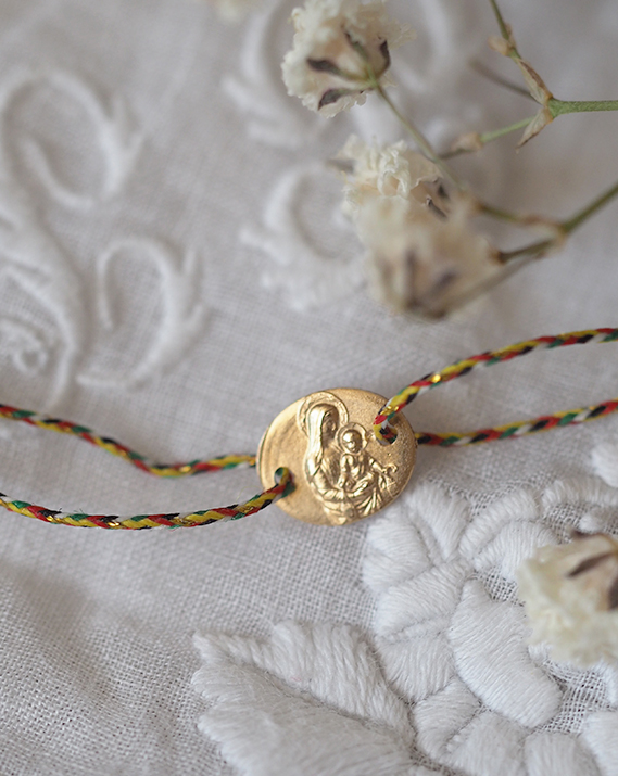 Bracelet multicolor avec médaille de Lourdes pour enfants