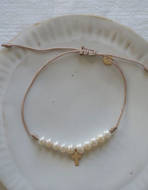 Bracelet perles et mini croix en or 18 carats