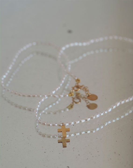 Collier de perles et mini croix en or | Or 18 carats