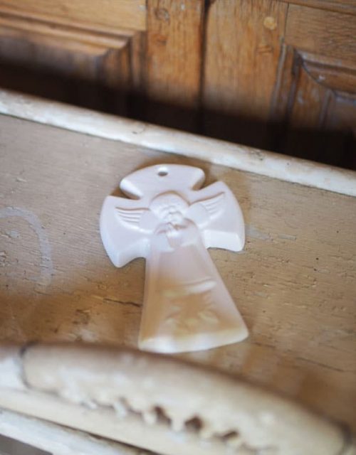 Croix Ange Gardien en faïence blanche