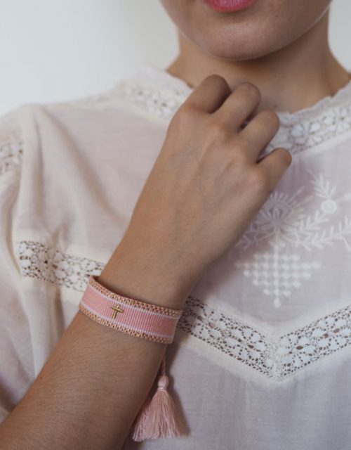 bracelet tissé rose et croix