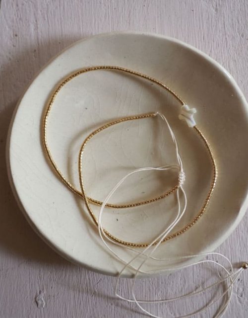 Collier croix en nacre et perles dorées