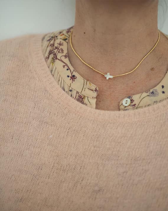 Collier croix en nacre et perles dorées