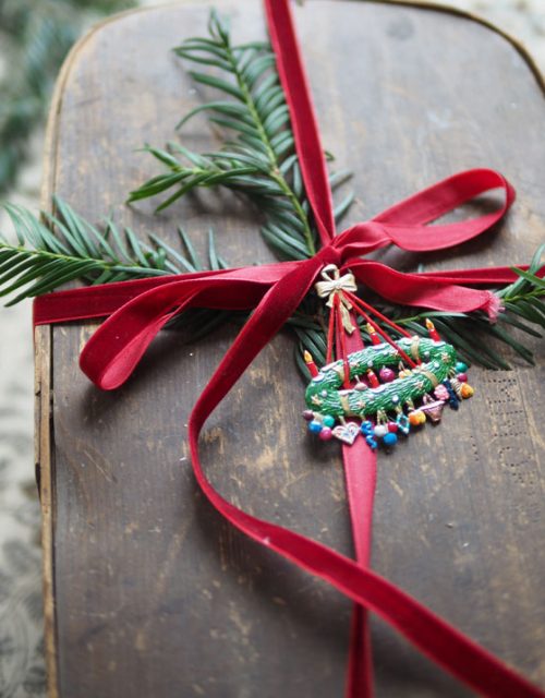 Suspension couronne de l'Avent en étain - ruban doré