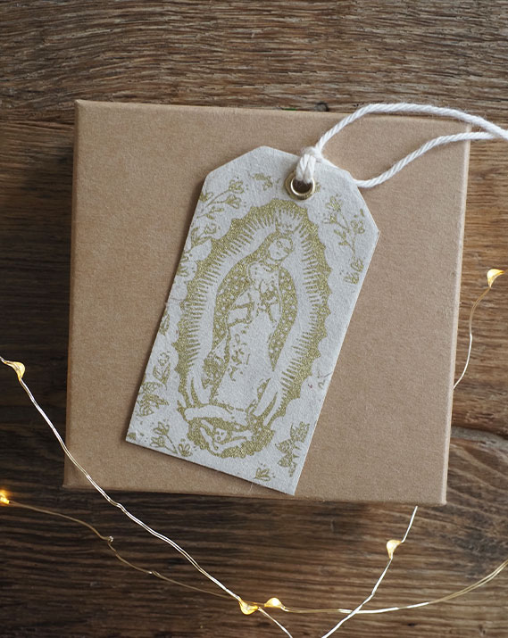 Lot de 5 étiquettes cadeaux Vierge Fleurie ©Catho Rétro