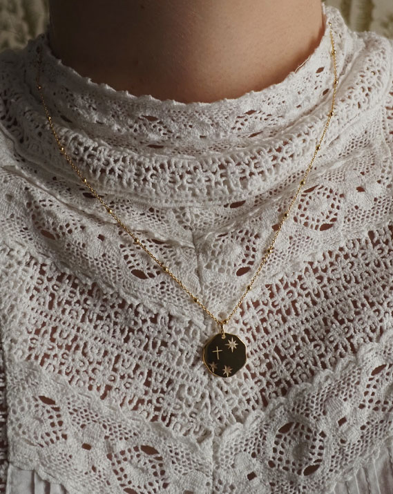 Médaille céleste ajourée or 18 carats